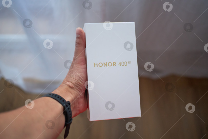 Скачать Тюмень, Россия - 15 августа 2025 года: HONOR 400 - базовая модель 2025 года среднего ценового сегмента от HONOR фотосток Ozero