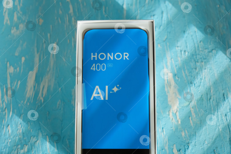 Скачать Тюмень, Россия - 15 августа 2025 года: Смартфон 2025 года, HONOR 400, имеет множество встроенных функций искусственного интеллекта фотосток Ozero
