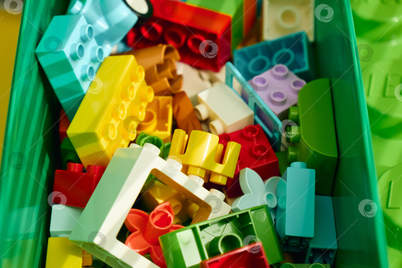 Скачать Тюмень, Россия - 8 июля 2025 года: Красочные строительные блоки Lego создают бесконечные возможности для игр в ярком пластиковом корпусе. фотосток Ozero