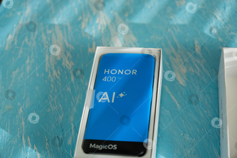 Скачать Тюмень, Россия - 15 августа 2025 года: Смартфон 2025 года, HONOR 400, имеет множество встроенных функций искусственного интеллекта фотосток Ozero