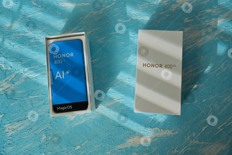 Скачать Тюмень, Россия - 15 августа 2025 года: Смартфон 2025 года, HONOR 400, имеет множество встроенных функций искусственного интеллекта фотосток Ozero