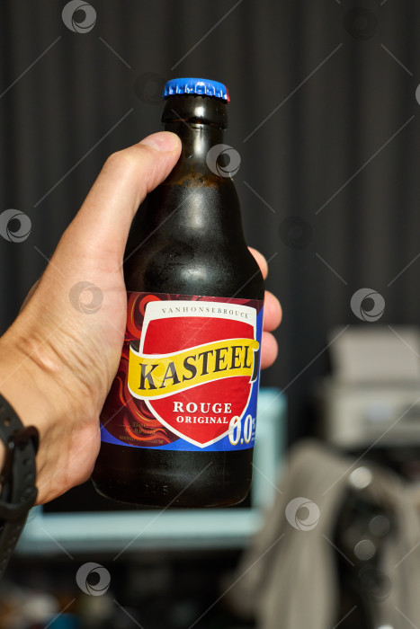 Скачать Тюмень, Россия - 3 декабря 2025 года: логотип Kasteel на крышке пивной бутылки на деревянном фоне, создающий непринужденную атмосферу фотосток Ozero