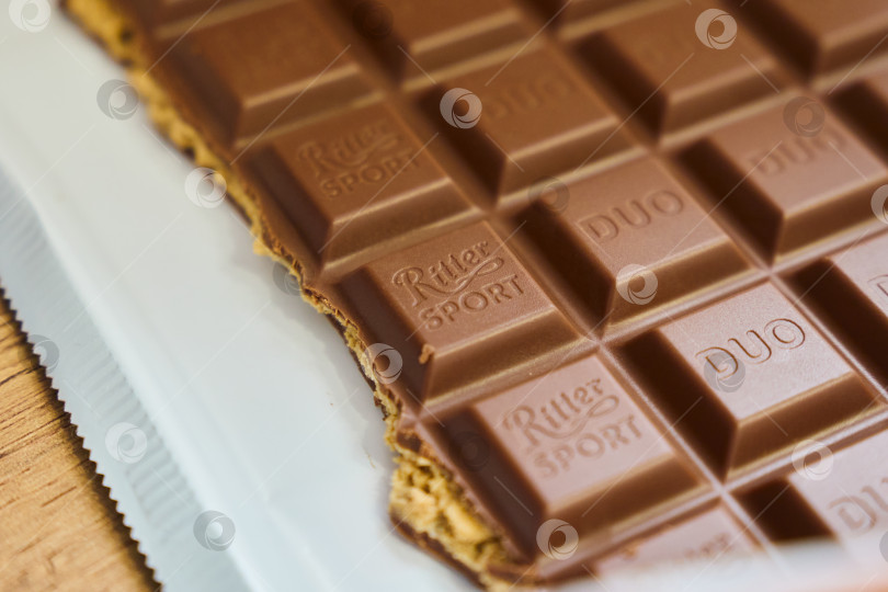 Скачать Тюмень, Россия- 3 декабря 2025 года: Шоколад Ritter sport duo с уникальной хрустящей смесью для шоколадных батончиков. фотосток Ozero