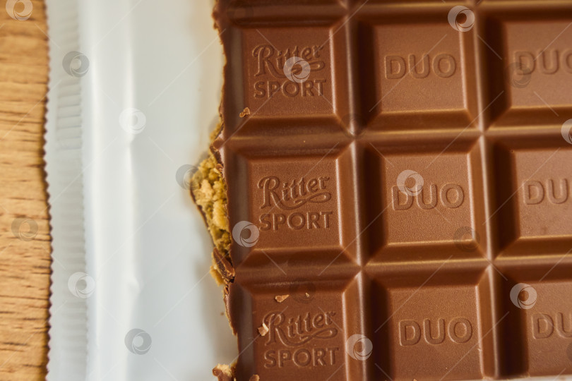 Скачать Тюмень, Россия- 3 декабря 2025 года: Шоколад Ritter sport duo с уникальной хрустящей смесью для шоколадных батончиков. фотосток Ozero