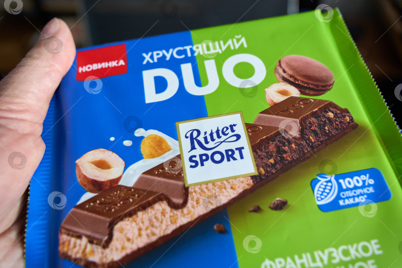Скачать Тюмень, Россия- 3 декабря 2025 года: Шоколад Ritter sport duo с уникальной хрустящей смесью для шоколадных батончиков. фотосток Ozero