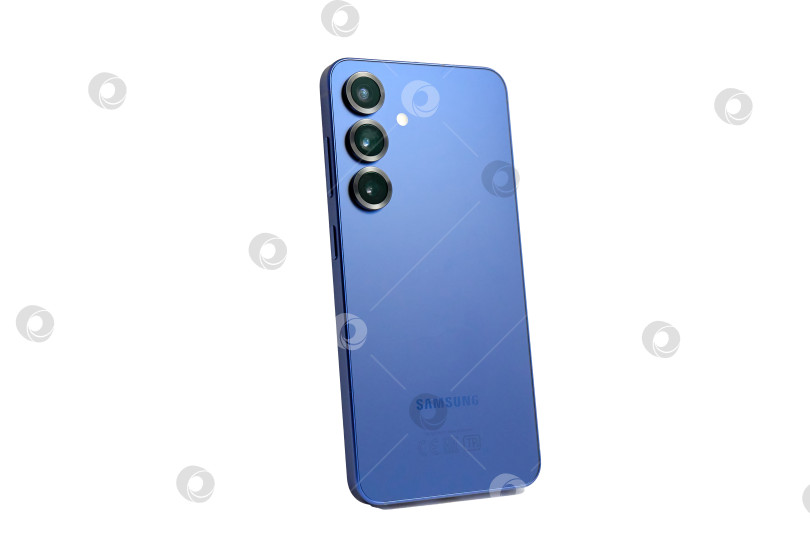 Скачать Тюмень, Россия- 11 декабря 2025 года: смартфон Samsung S25 на белом фоне с четким дизайном и функциями камеры, показанный с изолированной точки зрения. фотосток Ozero