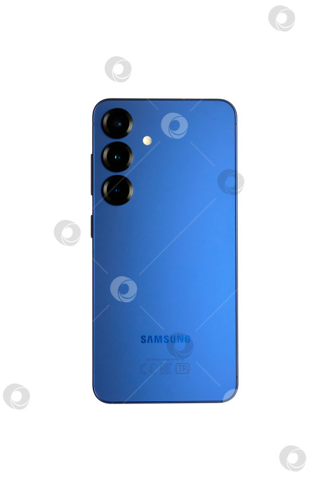 Скачать Тюмень, Россия-11 декабря 2025 года: модель Samsung S25, выделенная на белом фоне фотосток Ozero