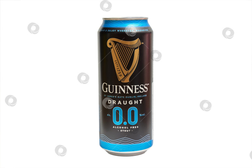 Скачать Тюмень, Россия-11 декабря 2025 года: Банка безалкогольного пива guinness на белом фоне. фотосток Ozero