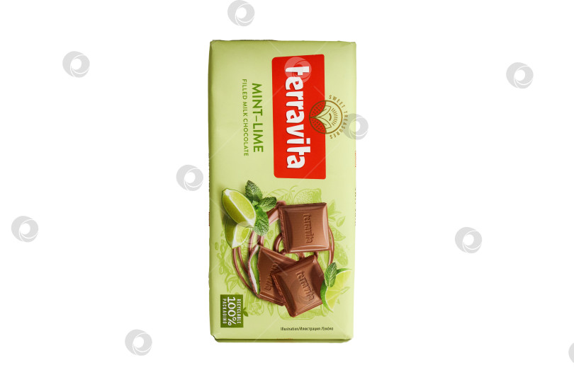 Скачать Тюмень, Россия- 11 декабря 2025 года: Кусочки шоколада со вкусом мяты и лайма на белом фоне фотосток Ozero
