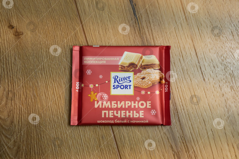 Скачать Тюмень, Россия- 11 декабря 2025 года: Шоколадная упаковка ritter sport для лимитированной коллекции пряничного печенья фотосток Ozero