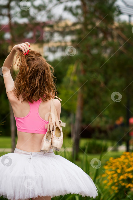Скачать Неузнаваемая балерина на городской улице фотосток Ozero