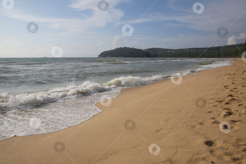 Скачать Пляж Банг Тао (Лаян) на побережье Андаманского моря острова Пхукет, Таиланд, октябрь 2025 года фотосток Ozero