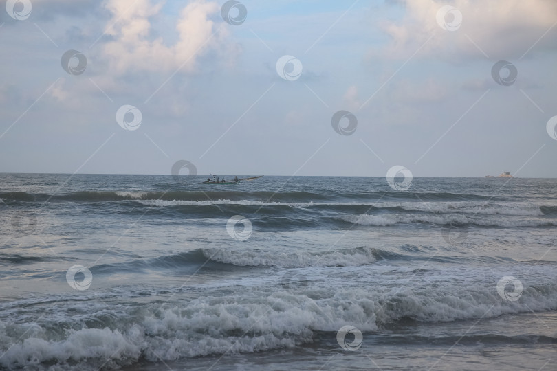Скачать Побережье Андаманского моря, пляж Банг Тао (Лаян), остров Пхукет, на заднем плане рыбацкая лодка в море, Таиланд, октябрь 2026 года фотосток Ozero