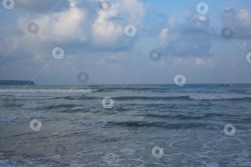 Скачать Побережье Андаманского моря, пляж Банг Тао (Лаян), остров Пхукет, на заднем плане рыбацкая лодка в море, Таиланд, октябрь 2026 года фотосток Ozero