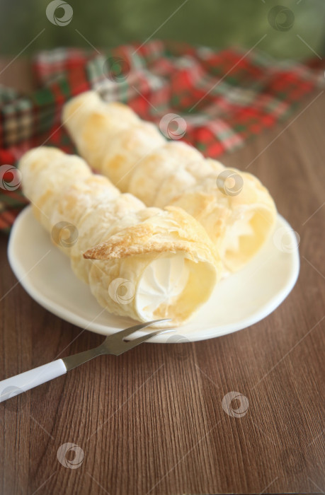 Скачать Вкусные пирожные трубочки с белковым кремом крупным планом фотосток Ozero