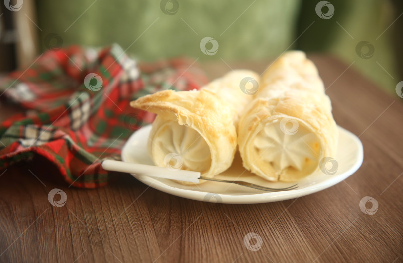 Скачать Вкусные пирожные трубочки с белковым кремом. Крупный план фотосток Ozero