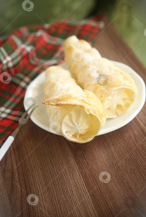 Скачать Вкусные пирожные трубочки с белковым кремом. Крупный план фотосток Ozero