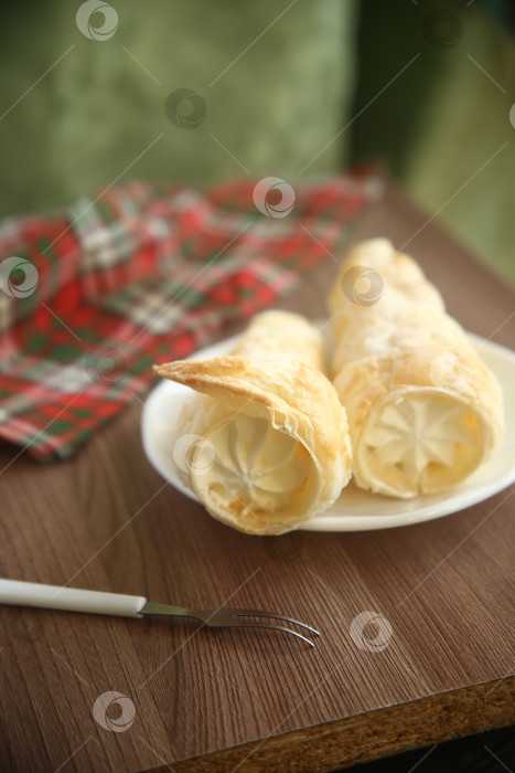 Скачать Вкусные пирожные трубочки с белковым кремом, Крупный план фотосток Ozero