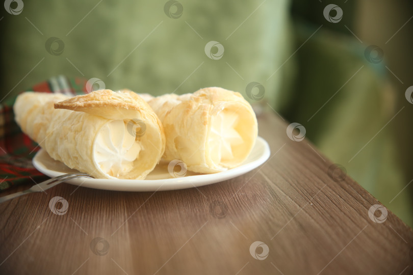 Скачать Вкусные пирожные трубочки крупным планом фотосток Ozero