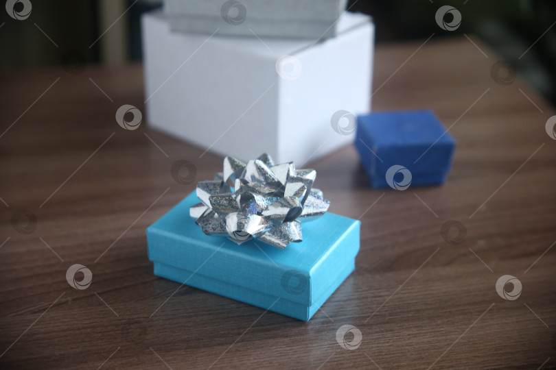 Скачать Голубая подарочная коробка с бантом фотосток Ozero