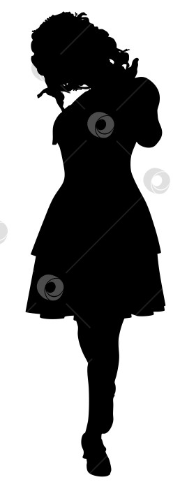 Скачать Силуэт девушки в расклешенном платье, позирующей фотосток Ozero