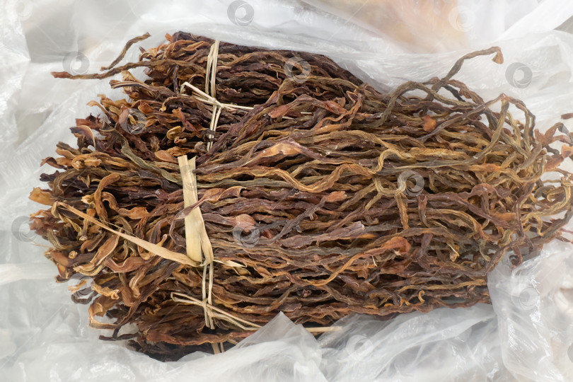 Скачать Дикий чай шен пуэр, высушенный и спутанный, хранится в пластиковой упаковке фотосток Ozero