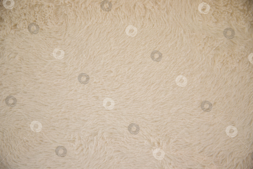 Скачать Крупный план белого искусственного меха, демонстрирующего мягкую, пушистую текстуру. Концепция ткани и текстильной фактуры. фотосток Ozero