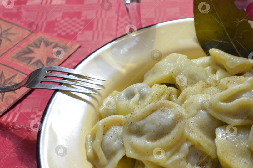 Скачать Порция домашних пельменей с черным перцем и лавровым листом фотосток Ozero