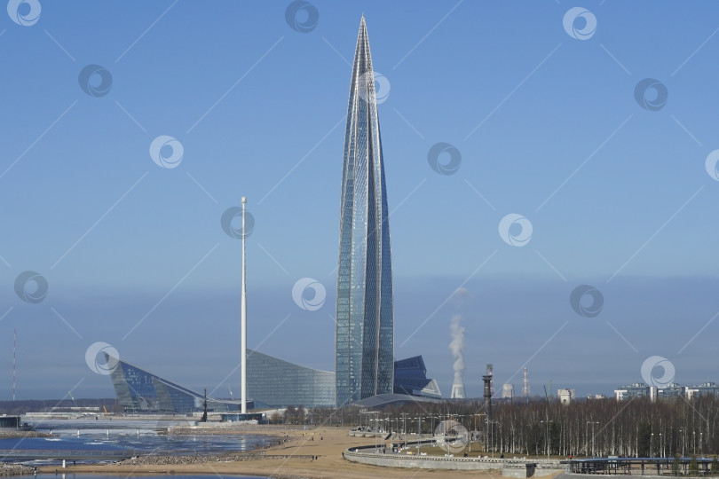 Скачать Лахта центр - многофункциональный комплекс на берегу Финского залива, солнечным весенним днем. Центральный офис компании «Газпром». Санкт-Петербург, Россия. Март, 29.2026г. фотосток Ozero