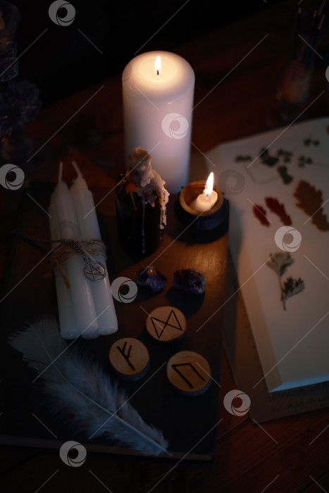 Скачать магический ритуал с рунами, пентаграммой и магическими атрибутами. фотосток Ozero