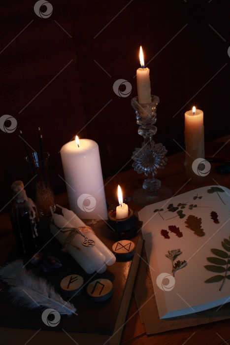 Скачать магический ритуал с рунами, пентаграммой и магическими атрибутами. фотосток Ozero