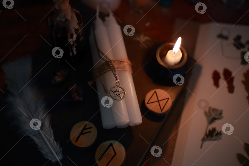 Скачать магический ритуал с рунами, пентаграммой и магическими атрибутами фотосток Ozero