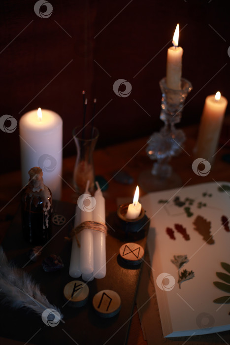 Скачать магический ритуал с рунами, пентаграммой и магическими атрибутами фотосток Ozero