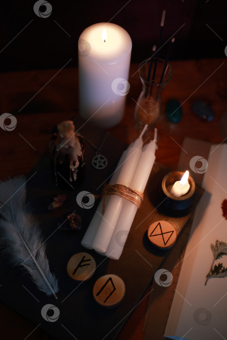 Скачать магический ритуал с рунами, пентаграммой и магическими атрибутами. фотосток Ozero