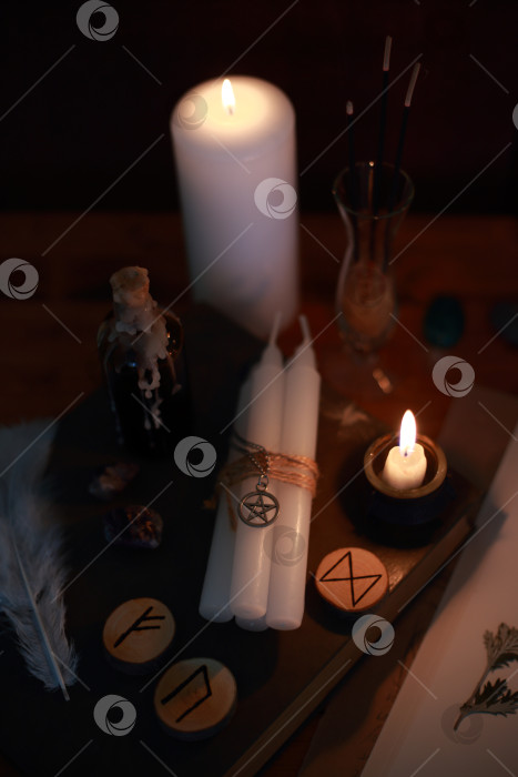 Скачать магический ритуал с рунами, пентаграммой и магическими атрибутами. фотосток Ozero