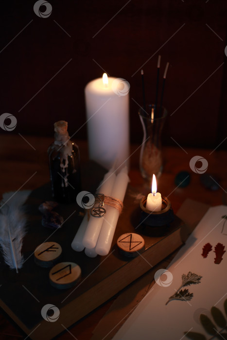 Скачать магический ритуал с рунами, пентаграммой и магическими атрибутами фотосток Ozero