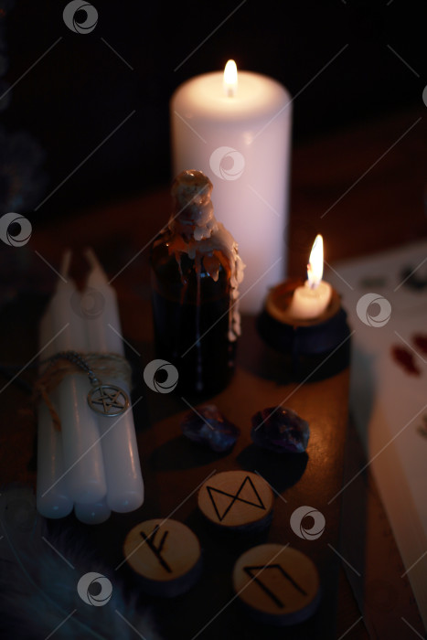 Скачать магический ритуал с рунами, пентаграммой и магическими атрибутами фотосток Ozero