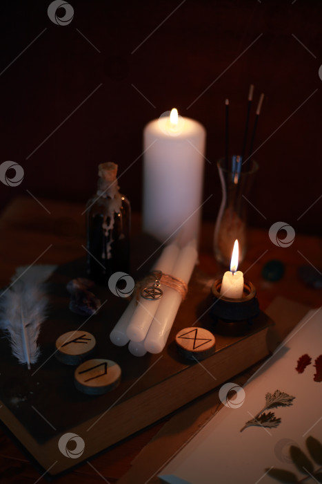 Скачать магический ритуал с рунами, пентаграммой и магическими атрибутами. фотосток Ozero