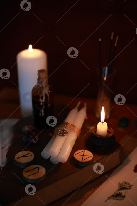 Скачать магический ритуал с рунами, пентаграммой и магическими атрибутами. фотосток Ozero