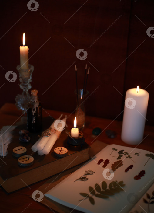 Скачать магический ритуал с рунами, пентаграммой и магическими атрибутами фотосток Ozero