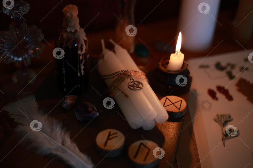 Скачать магический ритуал с рунами, пентаграммой и магическими атрибутами фотосток Ozero