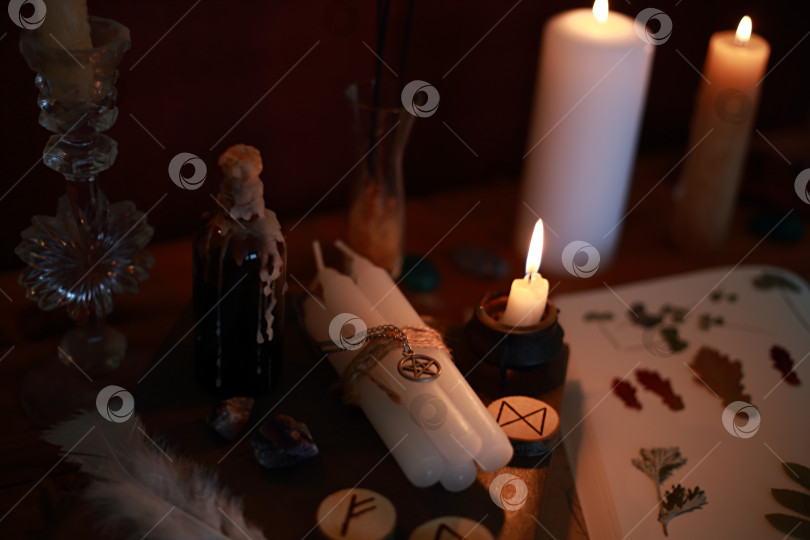 Скачать магический ритуал с рунами, пентаграммой и магическими атрибутами фотосток Ozero