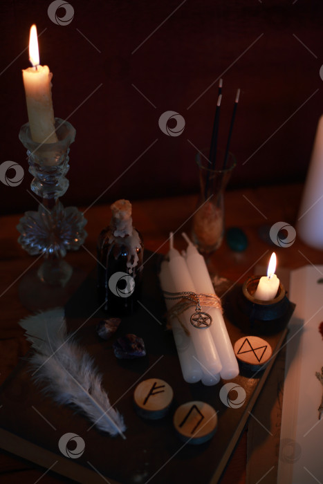 Скачать магический ритуал с рунами, пентаграммой и магическими атрибутами. фотосток Ozero