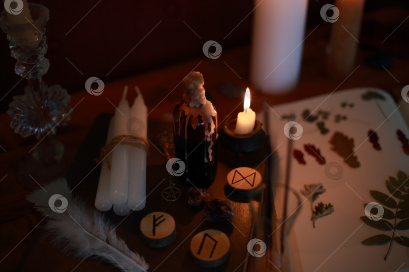 Скачать магический ритуал с рунами, пентаграммой и магическими атрибутами. фотосток Ozero