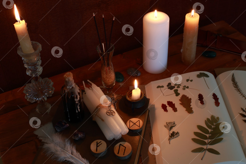 Скачать магический ритуал с рунами, пентаграммой и магическими атрибутами фотосток Ozero
