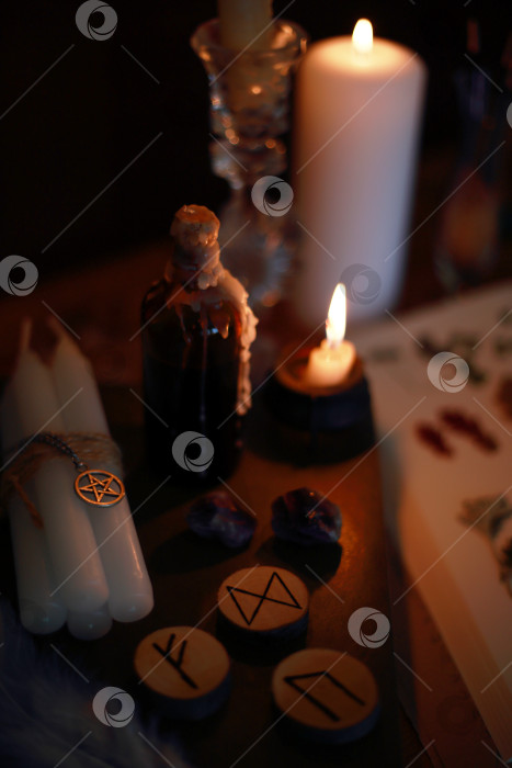 Скачать магический ритуал с рунами, пентаграммой и магическими атрибутами фотосток Ozero