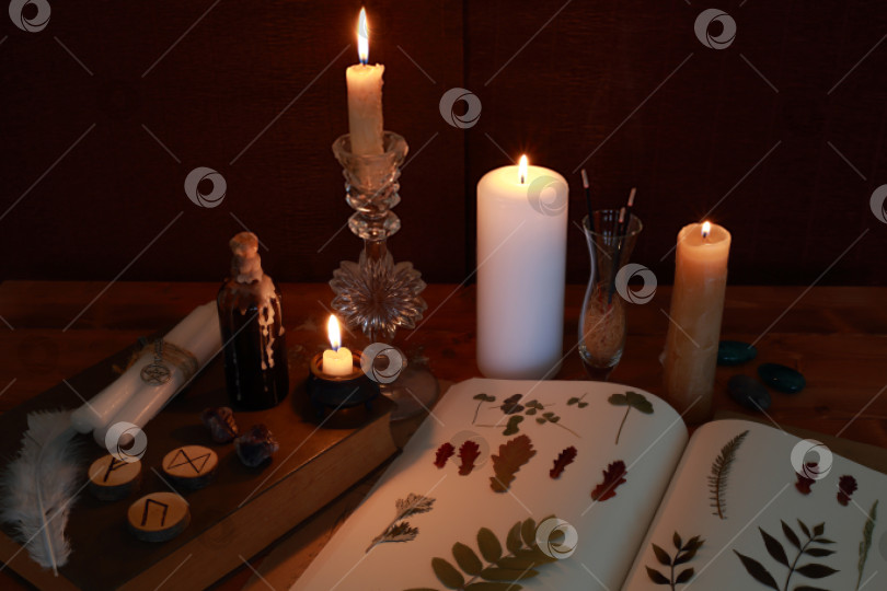 Скачать магический ритуал с рунами, пентаграммой и магическими атрибутами фотосток Ozero