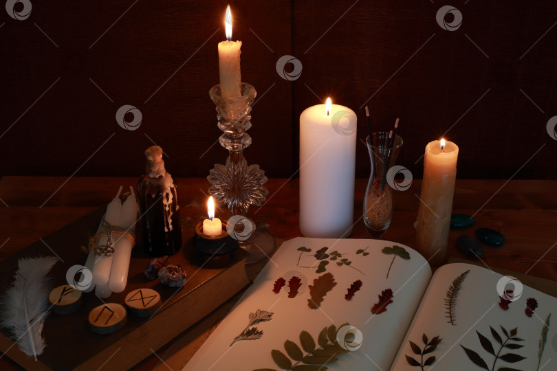 Скачать магический ритуал с рунами, пентаграммой и магическими атрибутами фотосток Ozero