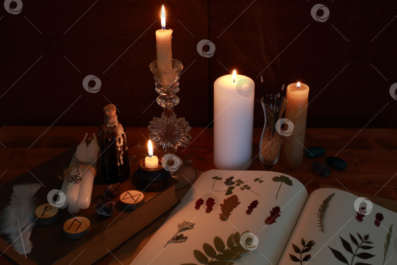 Скачать магический ритуал с рунами, пентаграммой и магическими атрибутами. фотосток Ozero