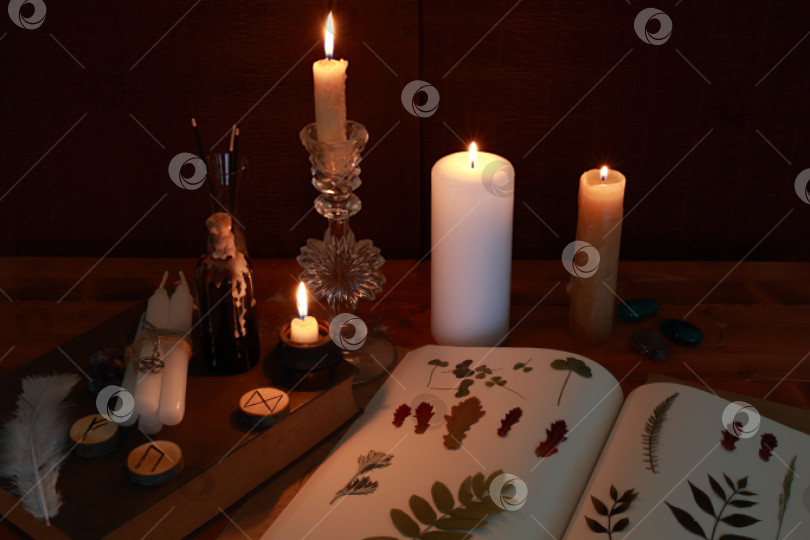 Скачать магический ритуал с рунами, пентаграммой и магическими атрибутами фотосток Ozero